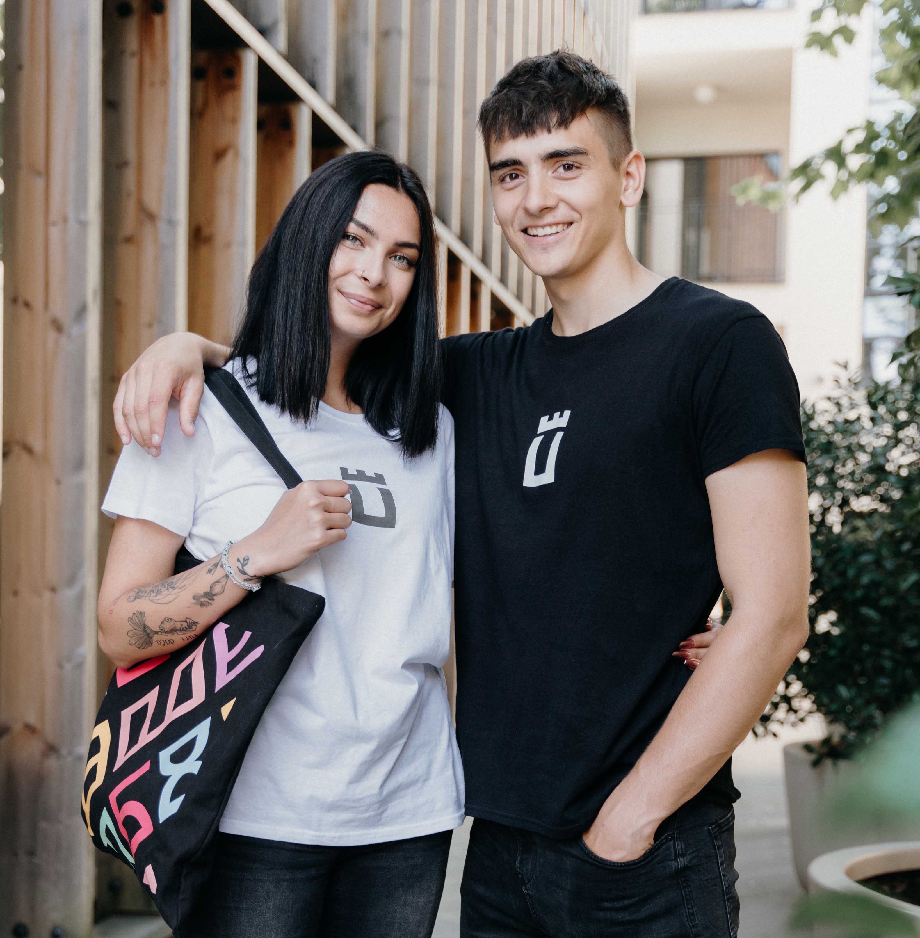 titulná fotka študenti pracujúci na počítači